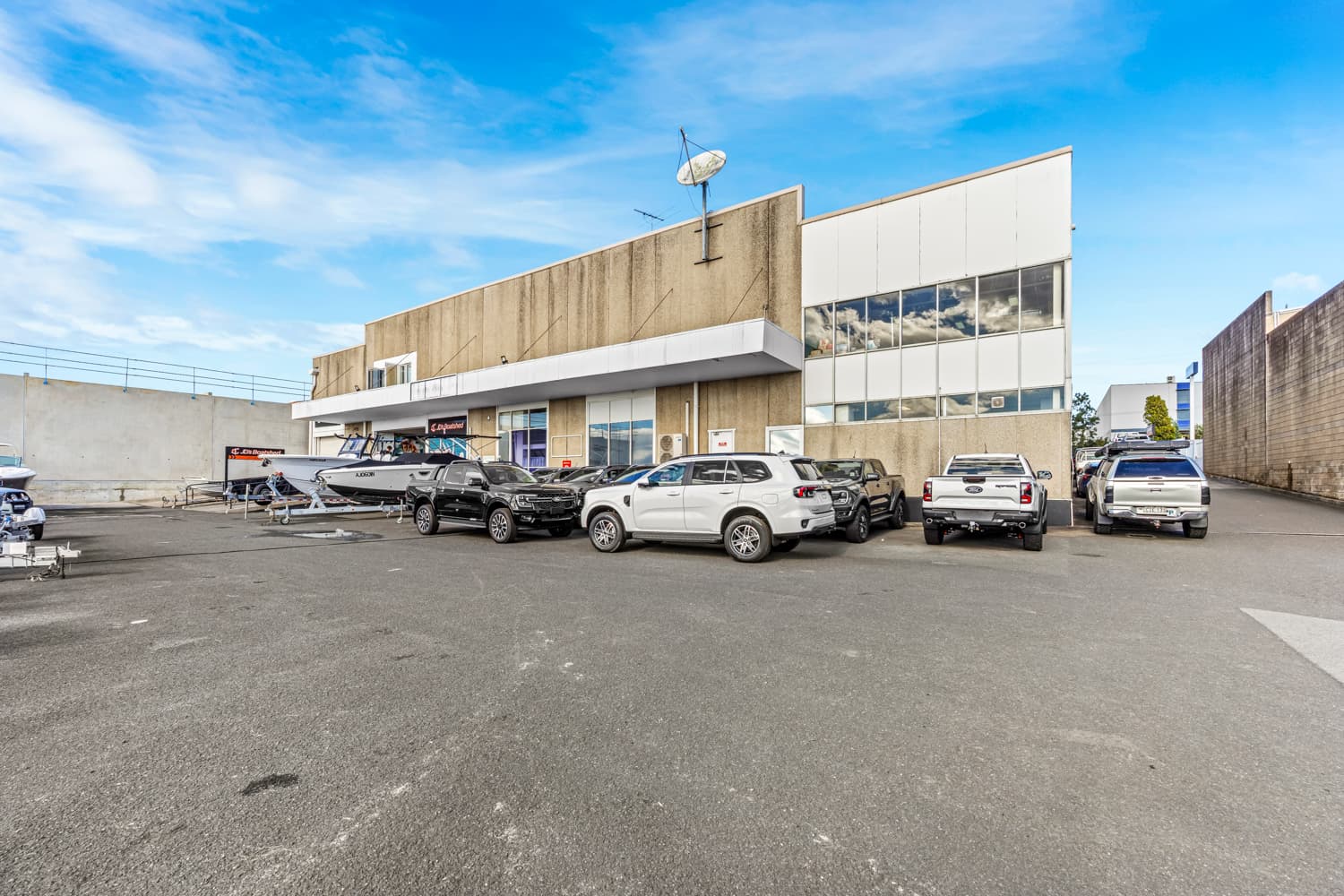 1,900m² Warehouse with Yard and Parking - Image 7